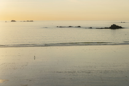 France, Ille-et-Vilaine (35), Côte d'Emeraude, Saint-Malo, plage du Mihinic à l'aube