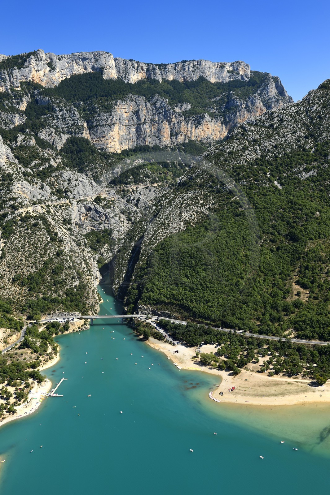 Var (83) rive gauche et Alpes-de-Haute-Provence (04) rive droite, Parc Naturel Régional du Verdon, les Gorges du Verdon débouchant sur le lac de Sainte Croix, pont du Galetas (vue aérienne)