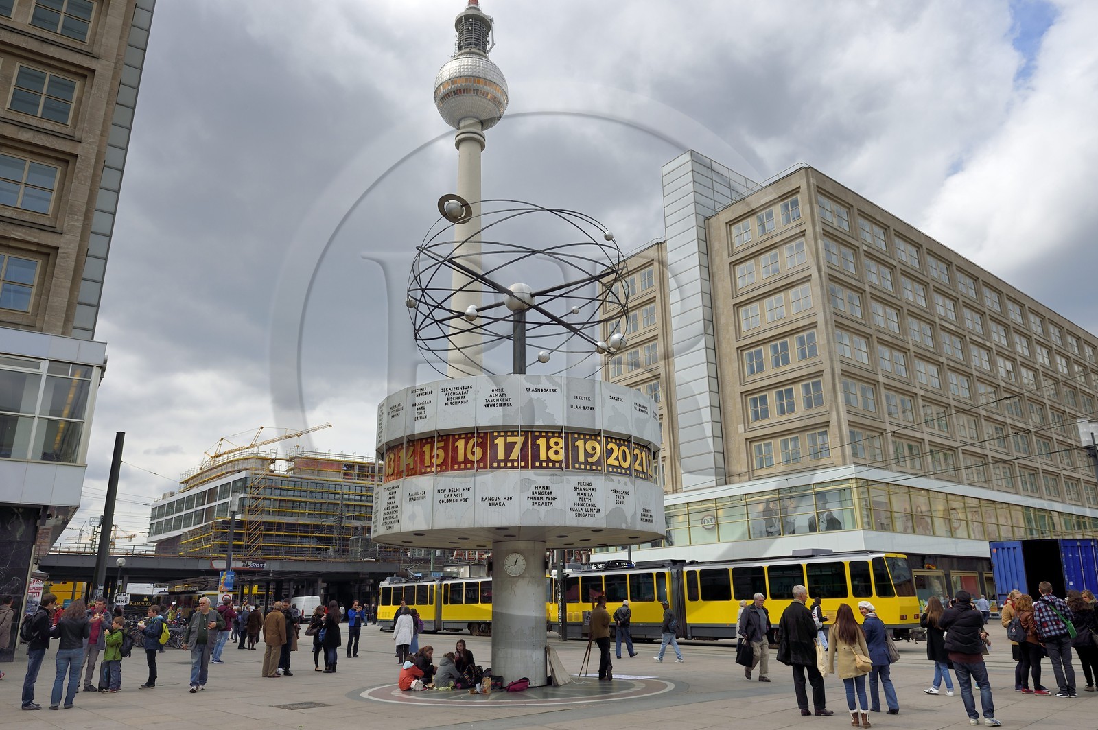 Allemagne, Berlin, quartier de Berlin-Mitte, Alexanderplatz, le Weltzeituhr (horloge universelle Urania) et la tour de la télévision Allemagne, Berlin, quartier de Berlin-Mitte, Alexanderplatz, le Weltzeituhr (horloge universelle Urania) et la tour de la télévision