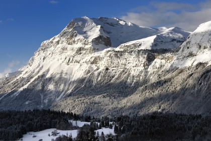 France, Haute-Savoie (74), Arâches-la-Frasse, station de ski Les Carroz d'Arâches, la Chaine de montagne des Aravis en arrière plan