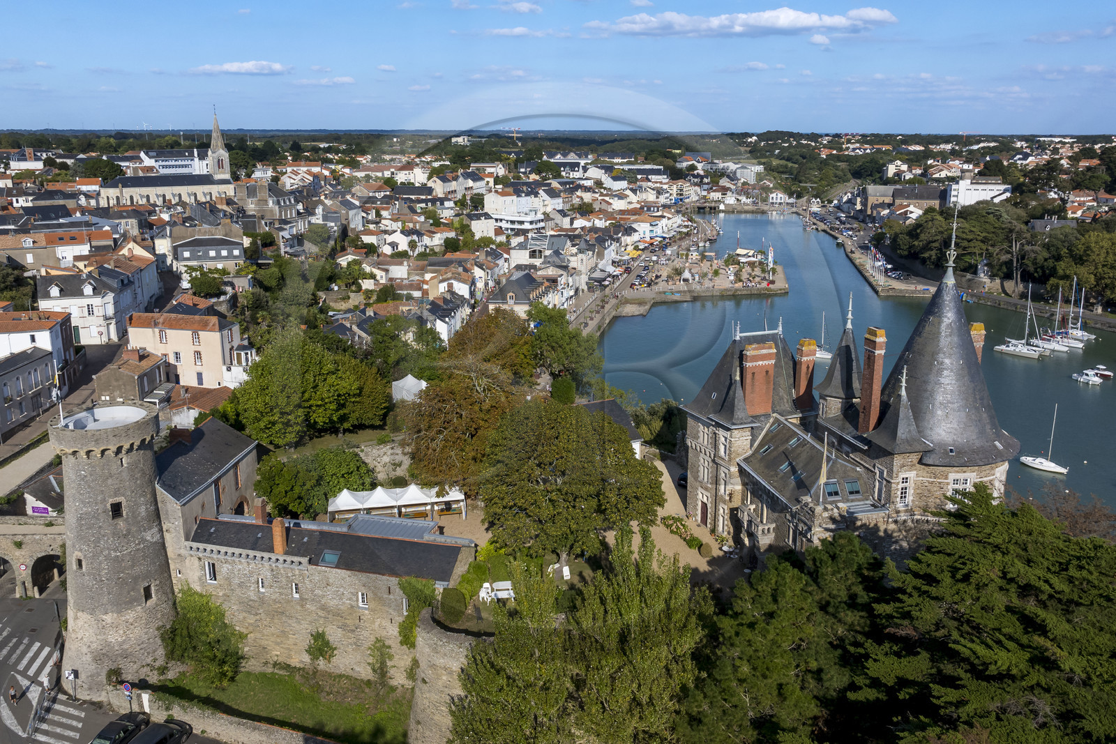 France, Loire-Atlantique (44), Pornic, le chateau de Pornic dominant le port (vue aérienne)