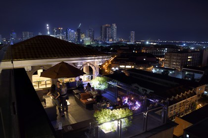 Philippines, Ile de Luzon, Manille, quartier historique d'Intramuros, terrasse de l'hotel Bayleaf Intramuros et les immeubles du quartier Ermita en arrière plan