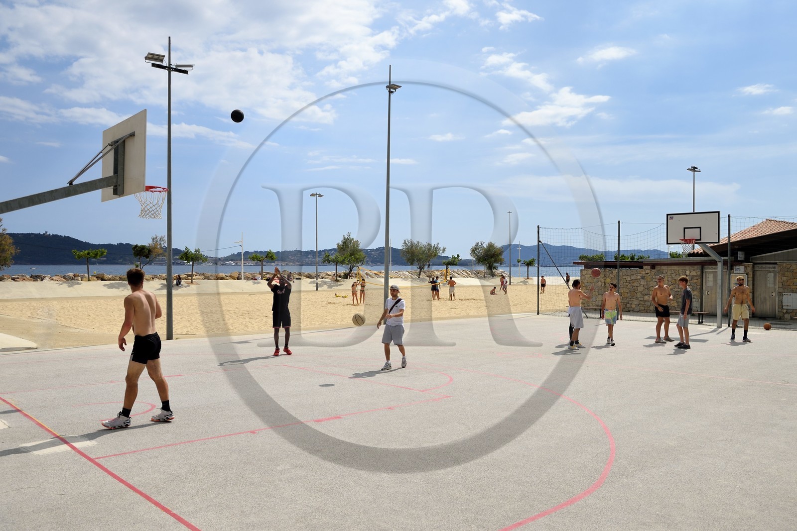 France, Var (83), Toulon, plage artificielle du quartier du Mourillon, terrain de volley-ball