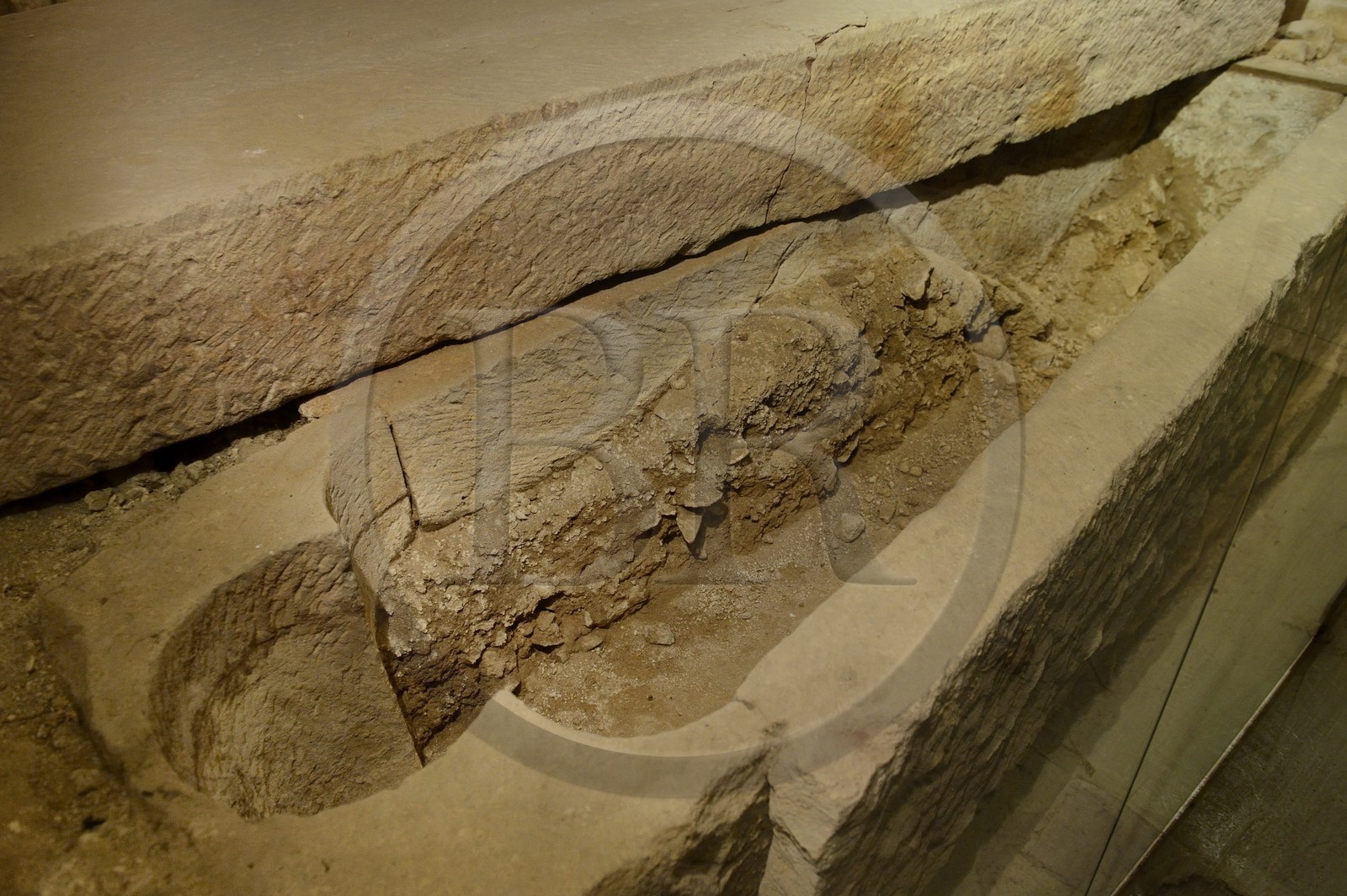 France, Bas Rhin (67), Marmoutier, l'église abbatiale romane du VIème siècle, sarcophage de Saint Léobard dans la crypte archéologique