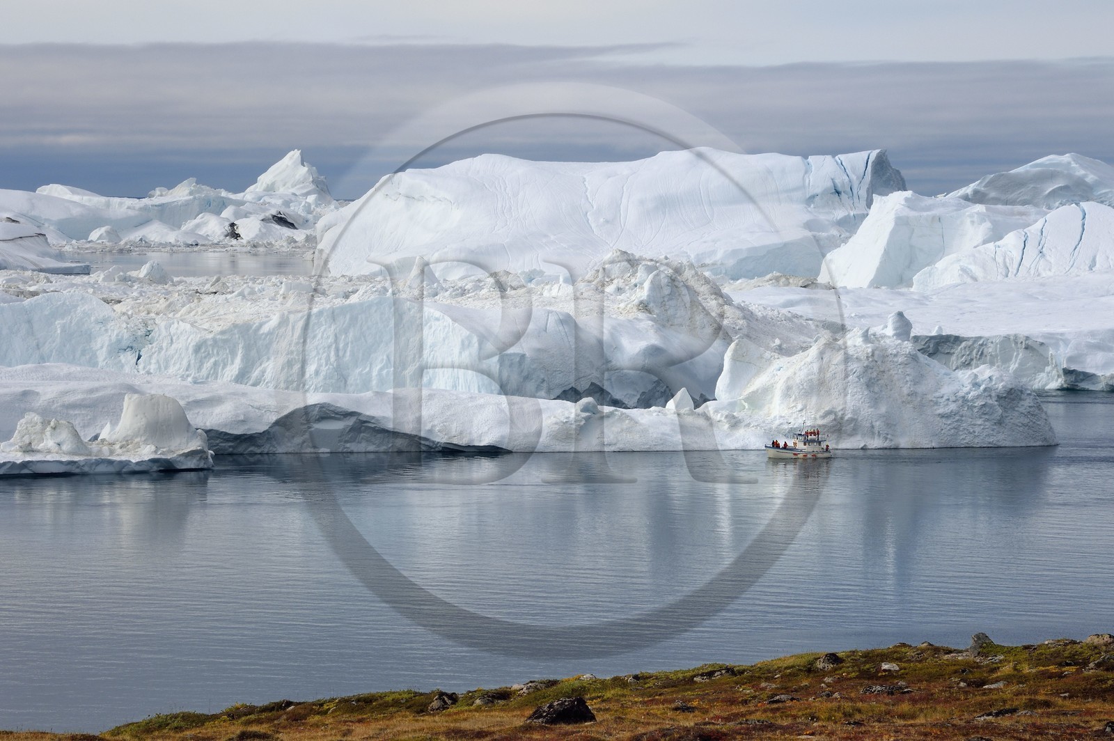 Groenland, cote ouest, baie de Disko, Ilulissat, fjord glacé classé Patrimoine Mondial de l'UNESCO qui est l’embouchure maritime du glacier Sermeq Kujalleq (Jakobshavn Glacier) et bateau de pêche