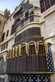 Espagne, Catalogne, Barcelone, le Palais Güell (Palau Güell) construit entre 1886 et 1891 et réalisé par l'architecte du modernisme catalan Antoni Gaudi, site classé au Patrimoine Mondial de l'UNESCO, facade côté cour et arrière du fumoir