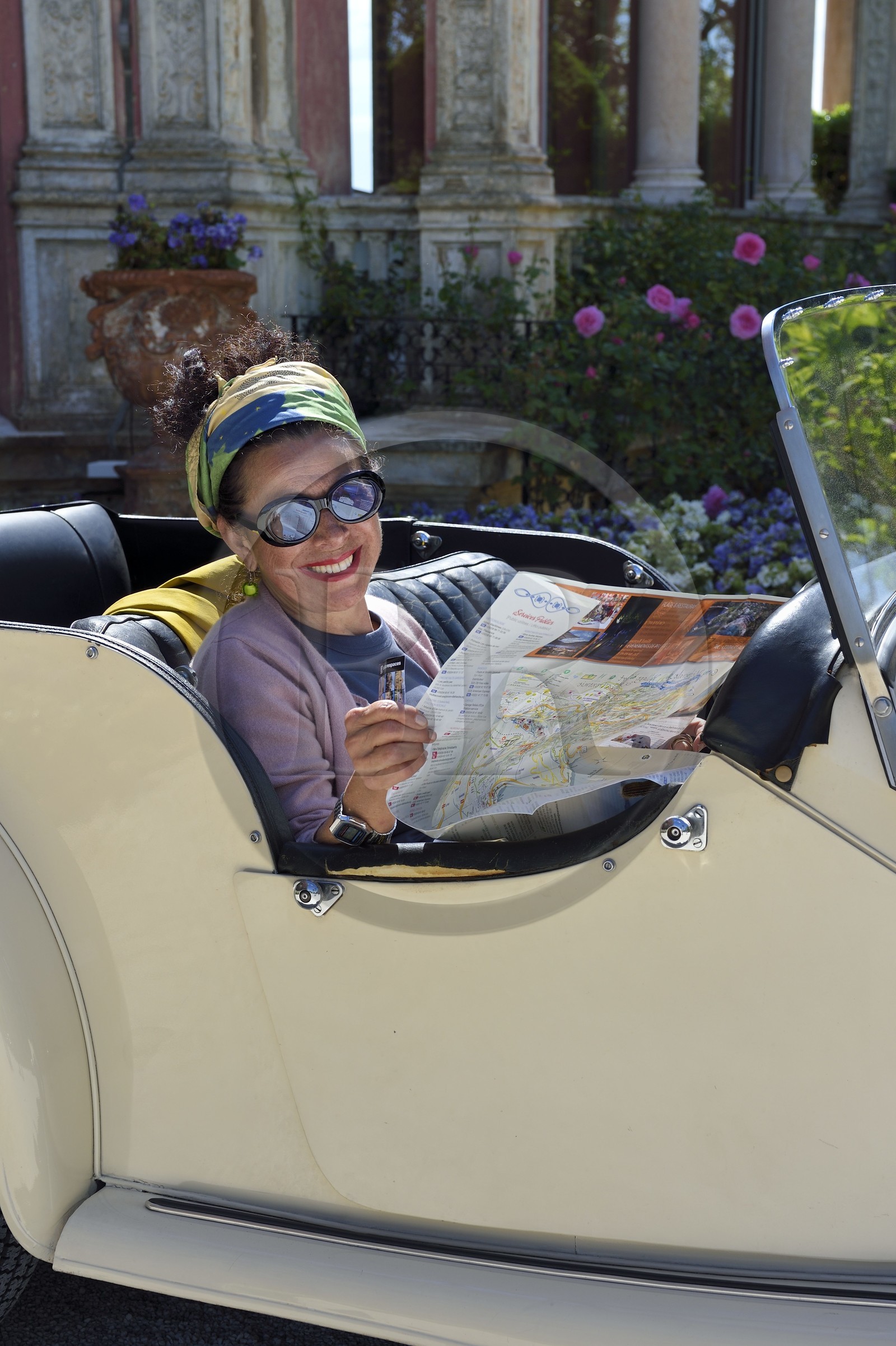 France, Alpes Maritimes (06), Saint-Jean-Cap-Ferrat, voiture vintage Morgan Roadster 4 4 devant la villa Ephrussi de Rothschild France, Alpes Maritimes (06), Saint-Jean-Cap-Ferrat, voiture vintage Morgan Roadster 4 4 devant la villa Ephrussi de Rothschild