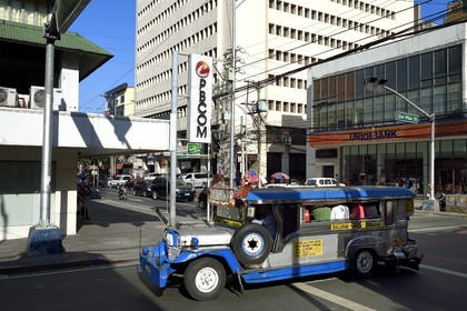 Philippines, Ile de Luzon, Manille, quartier Ermita,  jeepney (jeep allongée pour le transport de passagers)