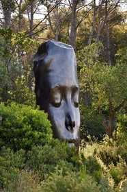 France, Var (83), Iles d'Hyères, parc national de Port Cros, Ile de Porquerolles, la Fondation Carmignac, une sculpture de Les trois alchimistes de Jaume Plensa