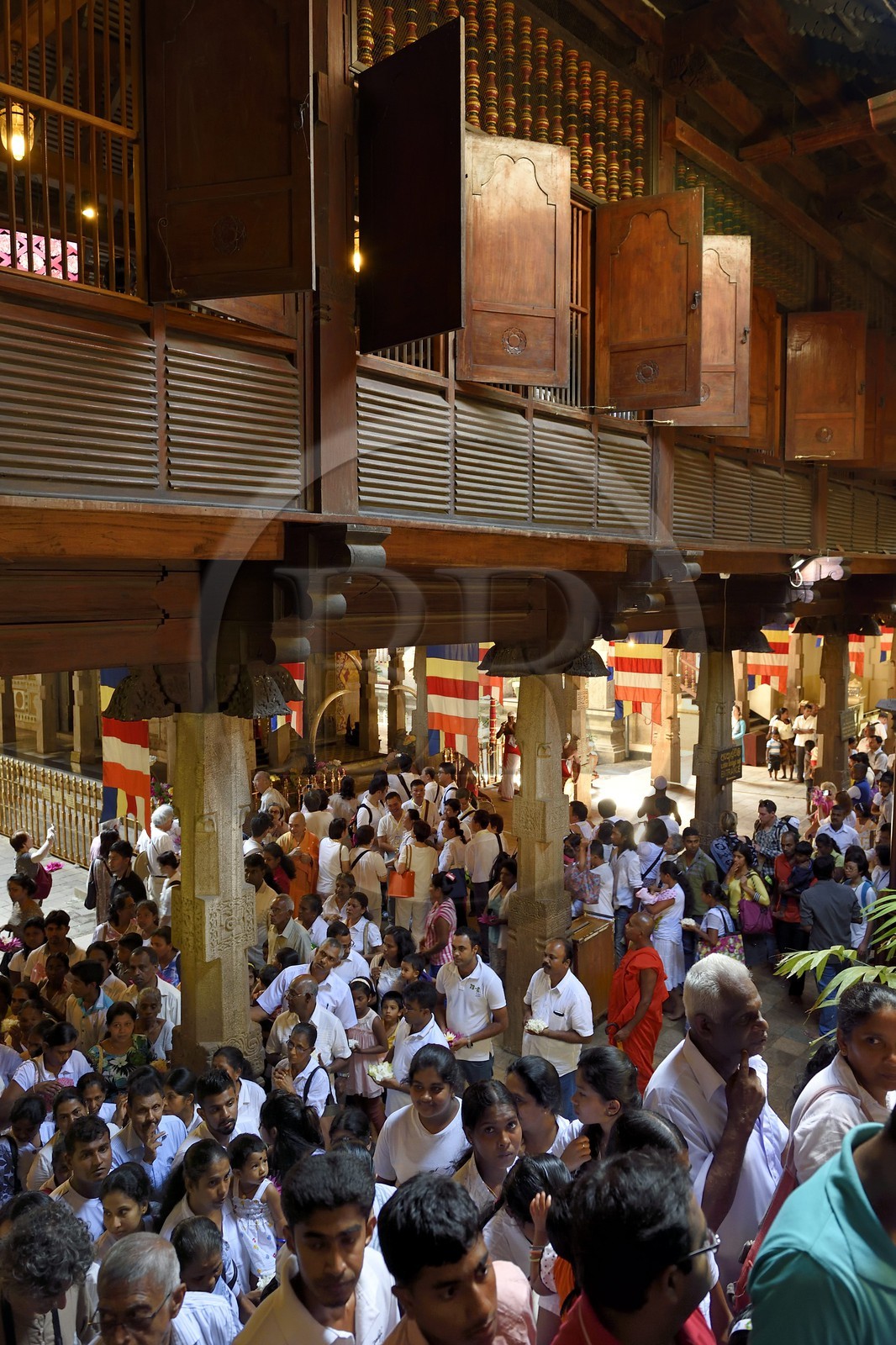 Sri Lanka, province du centre, Kandy, ville sacrée classée patrimoine mondial de l'UNESCO, Temple de la Dent de Bouddha (Sri Dalada Maligawa), la foule des pélerins vient appercevoir le dogoba qui contient la relique de la dent