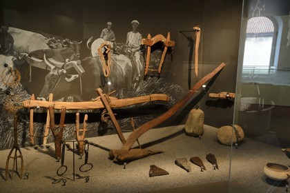France, Haute-Corse (2B), Corte, Musée de Corse, salle de l'invention du patrimoine, représentation des objets agraires