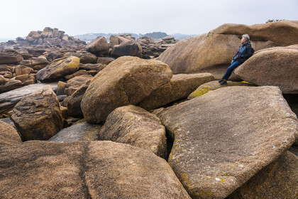 France, Côtes-d'Armor (22), Côte de Granit Rose, Trégastel, Ile Renote, randonneur dans le chaos granitique