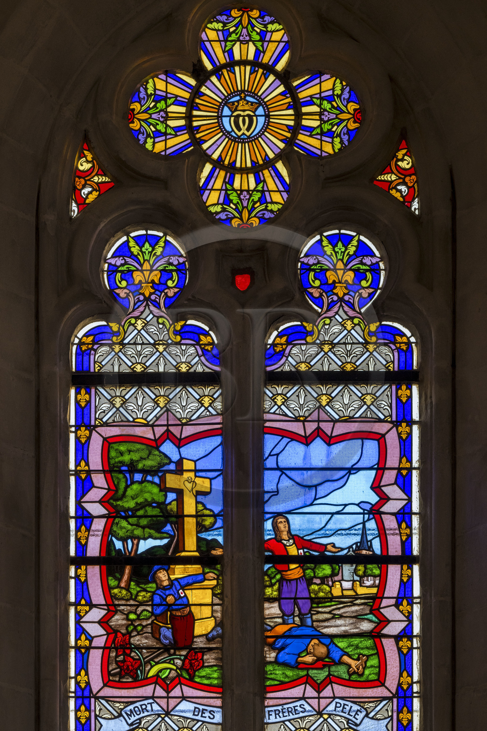 France, Vendée (85), Mortagne-sur-Sèvre, l'église Saint-Hilaire, église et centre d'interprétation du vitrail, vitrail représentant la guerre de Vendée réalisé par le maître-verrier mortagnais Roger Degas, la mort des frères Pelé fusillés par les soldats républicains France, Vendée (85), Mortagne-sur-Sèvre, l'église Saint-Hilaire, église et centre d'interprétation du vitrail, vitrail représentant la guerre de Vendée réalisé par le maître-verrier mortagnais Roger Degas, la mort des frères Pelé fusillés par les soldats républicains