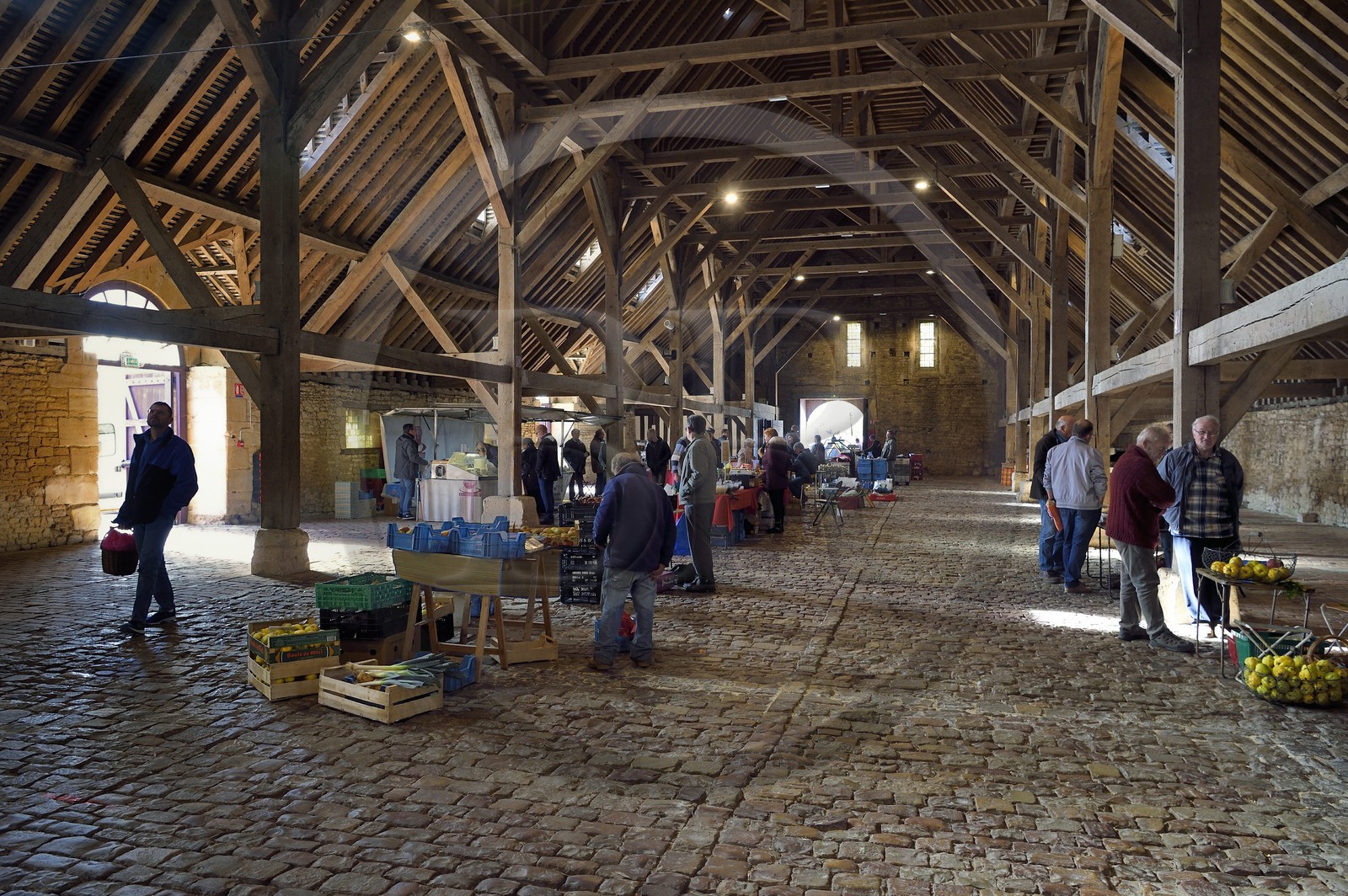 France, Calvados (14), Pays d'Auge, Saint-Pierre-sur-Dives, vente de fruits et légumes sous les halles du XIe siècle reconstruites au XVe siècle