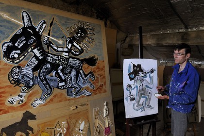 France, Hérault (34), région de Sète,  l' artiste peintre André Cervera dans son atelier de Poussan