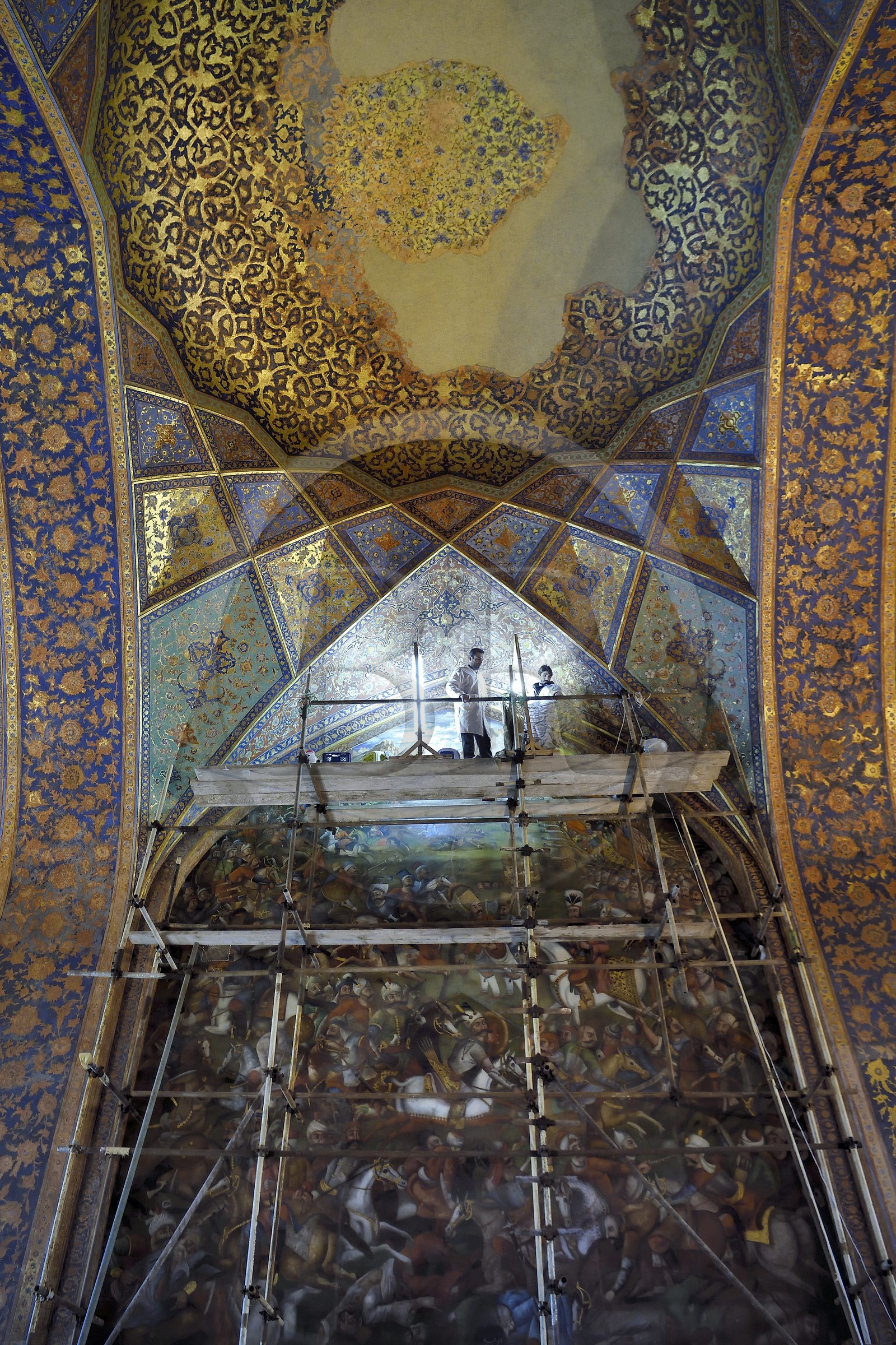 Iran, province d'Ispahan, Ispahan, le palais Chehel Sotoun (des 40 colonnes), classé Patrimoine Mondial de l'UNESCO, la salle de banquet décoré de grandes peintures historiques exaltant la magnanimité ou le courage guerrier des différents grands souverains de la dynastie safavide