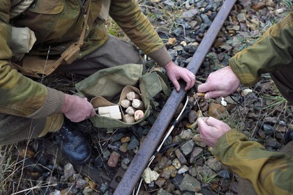 France, Eure (27), Cocherel, Allied Reconstitution Group (association de reconstitution historique de la 2éme Guerre Mondiale US et Maquis), reconstitueurs jouant le rôle de soldats britaniques s'apprétant à saboter une voie de chemin de fer à l'aide d'un pain de plastic PE2