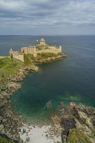 France, Ille-et-Vilaine (35), Côte d'Emeraude, Plévenon, le Fort la Latte (vue aérienne)