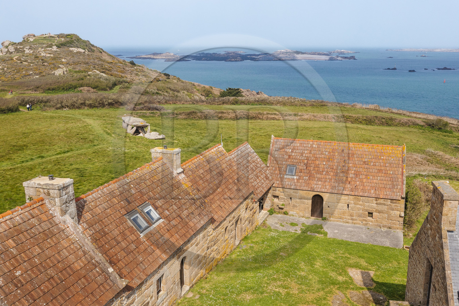 France, Côtes-d'Armor (22), Côte de Granit Rose, Trébeurden, Ile Millau, corps de ferme construit à la fin du Moyen Age et allée couverte du néolithique qui aurait servi de monument funéraire (vue aérienne)