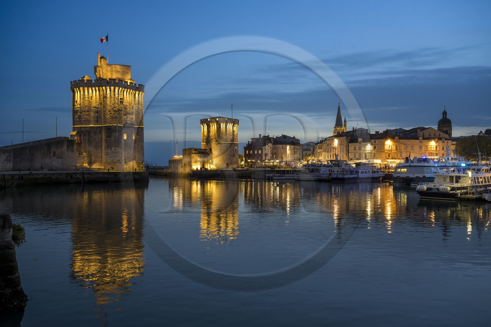 France, Charente-Maritime (17), La Rochelle, la Tour Saint-Nicolas à gauche et la Tour de la Chaîne à droite protègent l'entrée du Vieux Port, la tour de la Lanterne en arrière plan France, Charente-Maritime (17), La Rochelle, la Tour Saint-Nicolas à gauche et la Tour de la Chaîne à droite protègent l'entrée du Vieux Port, la tour de la Lanterne en arrière plan