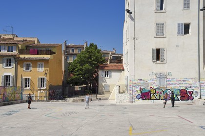 France, Bouches-du-Rhône (13), Marseille, quartier du Panier, place du refuge, enfants jouant au football