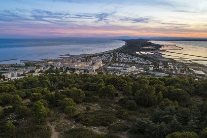 France, Herault, Sete, the Lido de Thau located between the sea and the Etang de Thau on the coastal strip linking the two municipalities of Sète and Marseillan, view from Mont Saint-Clair (aerial view)