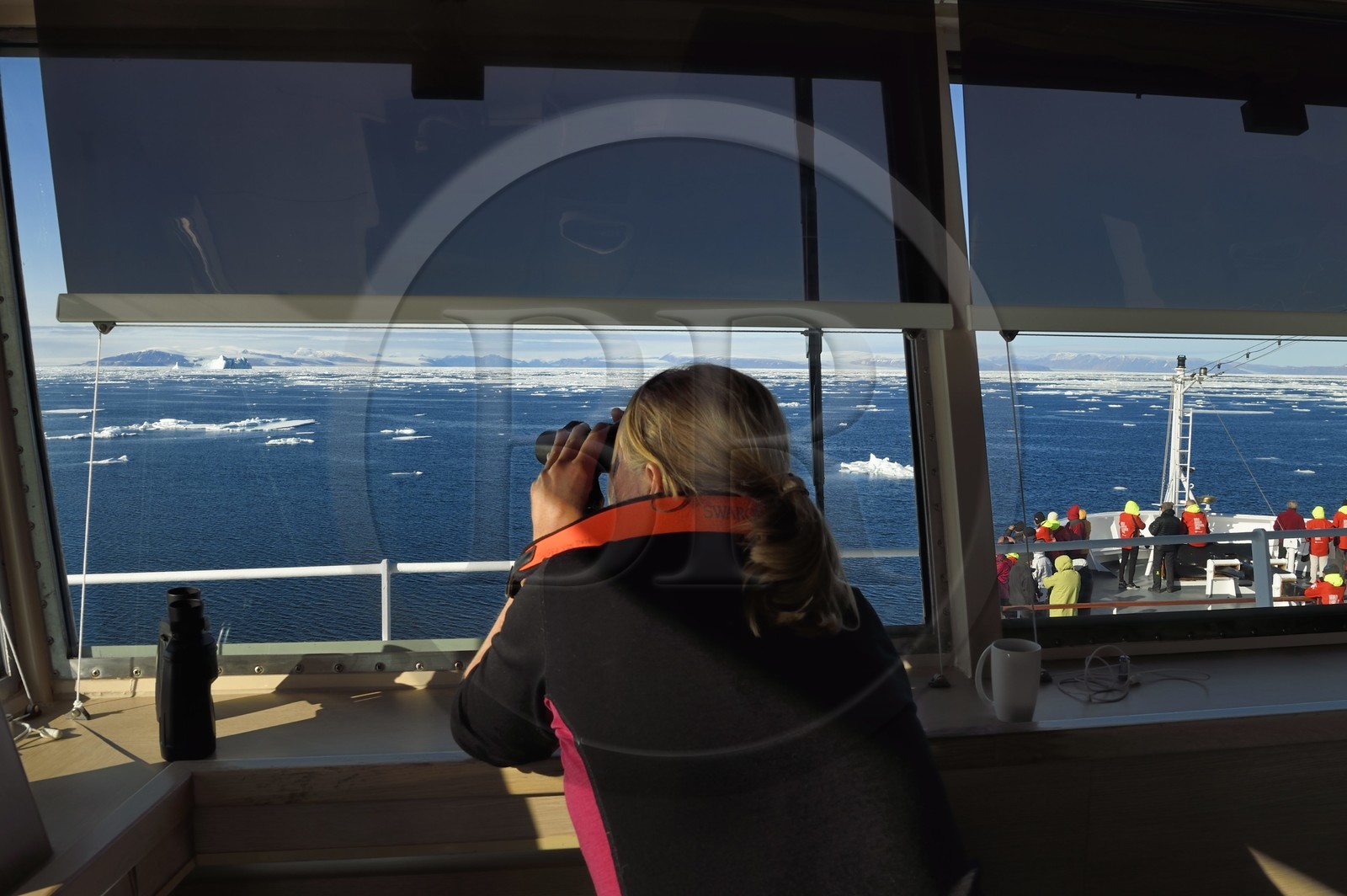 Groenland, cote Nord-Ouest, Smith sound au nord de la baie de Baffin, le bateau de croisière MS Fram de la compagnie Hurtigruten en bordure de la banquise évoluant vers la côte canadienne de l'ile d'Ellesmere