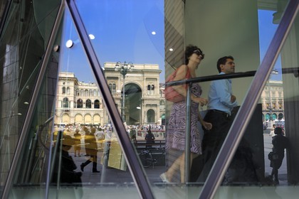 Italie, Lombardie, Milan, Piazza del Duomo, entrée de la galerie Vittorio Emanuele II se refletant dans une vitre du musée del Novecento (1900)