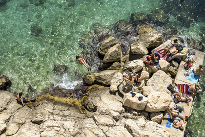 France, Bouches-du-Rhône (13), Marseille, quartier d'Endoume, plage de rochers dans l'anse de la Fausse-monnaie