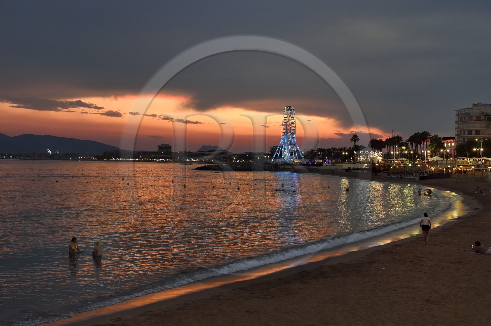 France, Var (83), Saint-Raphaël, Promenade René Coty, Plage Veillat