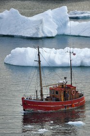Groenland, cote ouest, baie de Disko, Ilulissat, ancien bateau de pêche et iceberg
