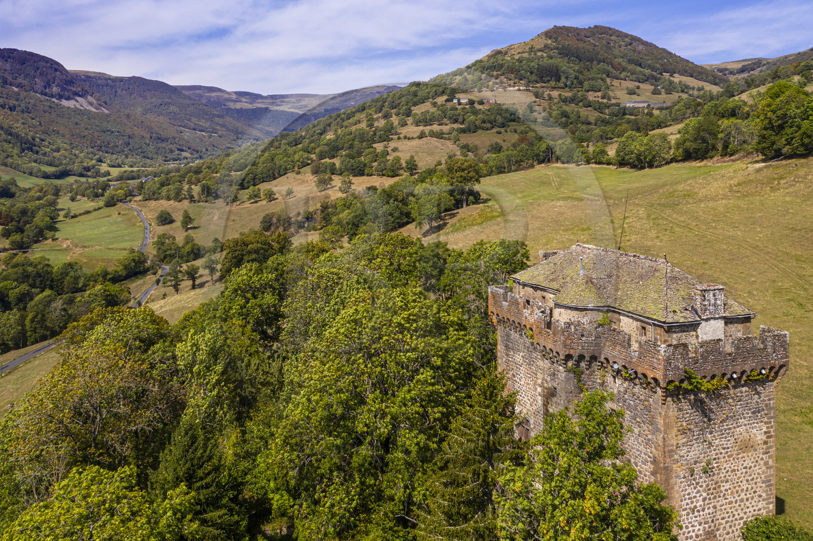 France, Cantal (15), Parc Naturel Régional des Volcans d’Auvergne, Brezons, donjon du château de la Boyle du XVe siècle dans la vallée de Brezons et le col de la Griffoul en arrière plan à droite (vue aérienne)