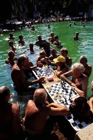 Hongrie, Budapest (Pest), Les joueurs d'échecs dans les célèbres bains de Szechenyi
