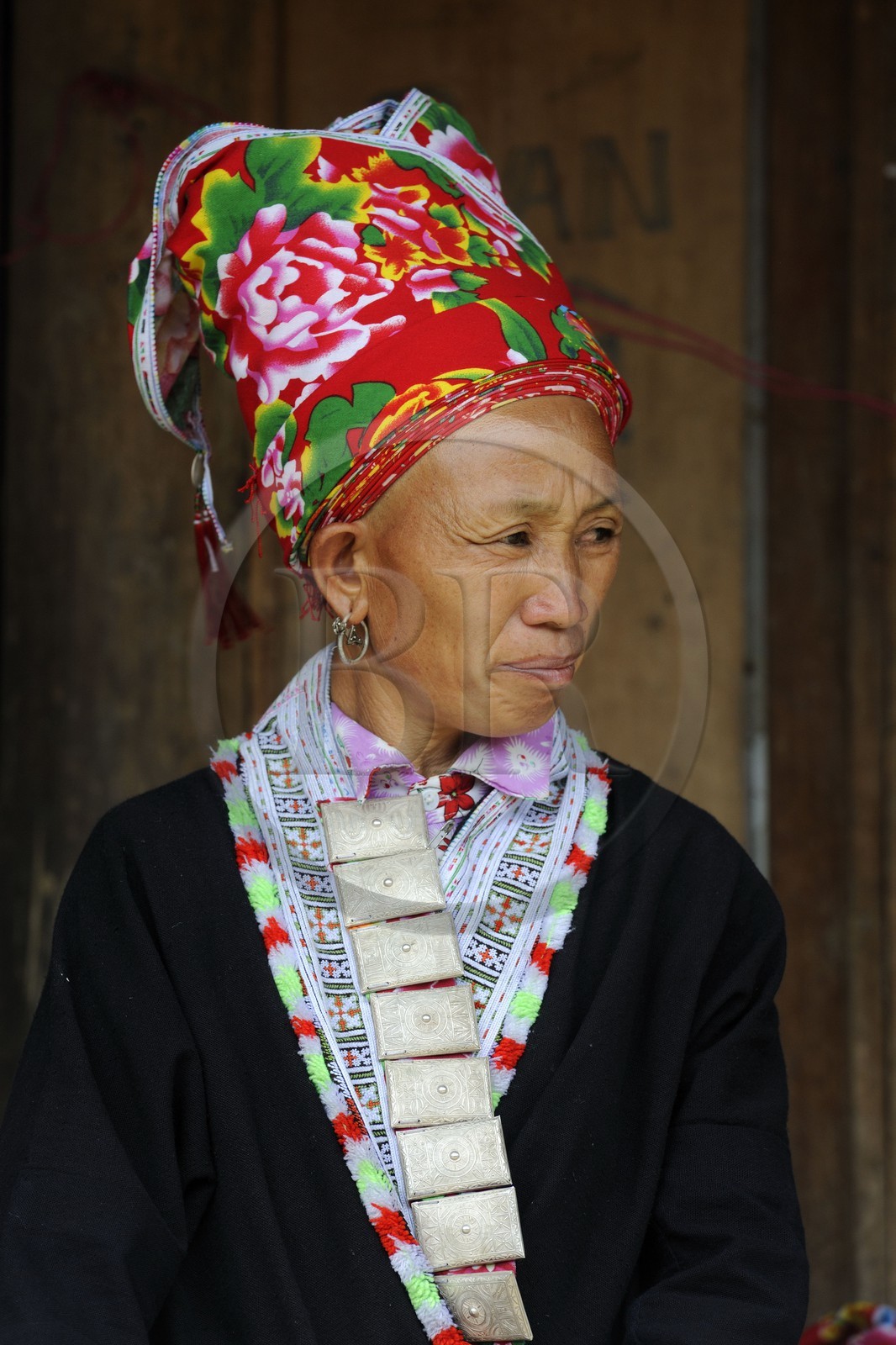 Vietnam, province de Lao Cai, région Nord-Ouest de Sapa, le marché multi-éthnique de Muong Hum, femme de la minorité des Dzao rouge