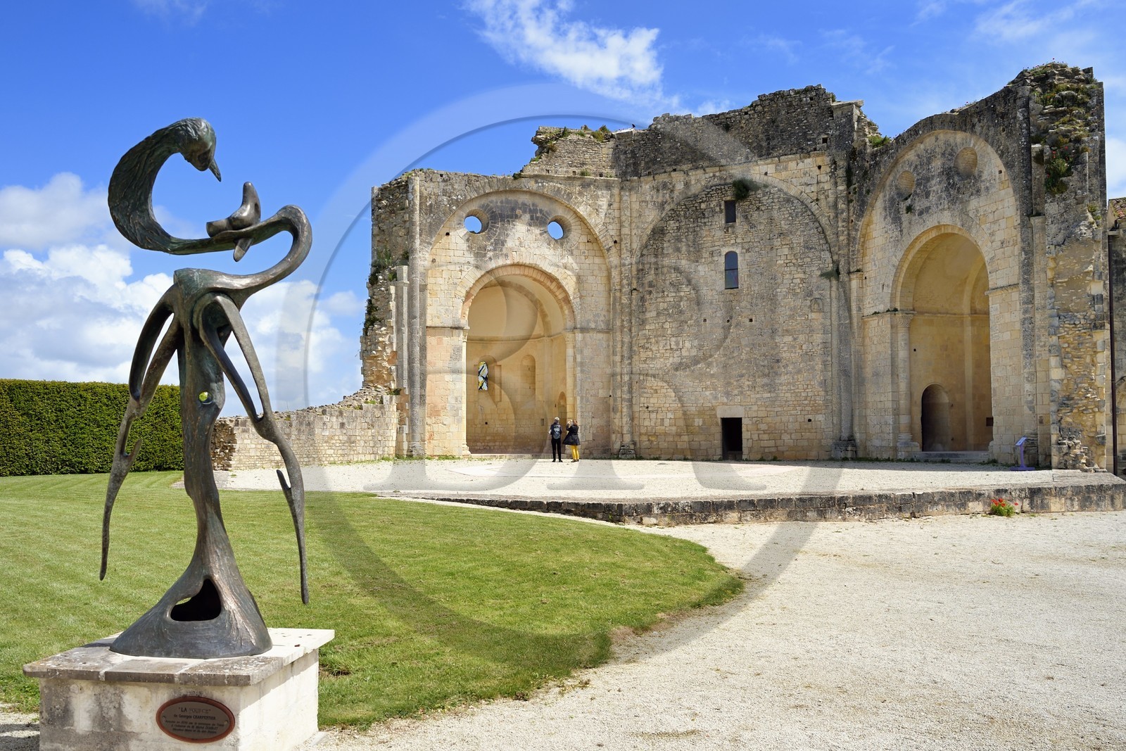 France, Charente-Maritime (17), l'ancien prieuré Saint-Jean-l'Evangéliste de Trizay appelé abbaye de Trizay abrite un centre d'art contemporain, La Source sculpture de Georges Charpentier et les ruines de l'église