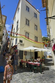 Portugal, Lisbonne, quartier de l'Alfama, terrasse de restaurant in rua da Regueira