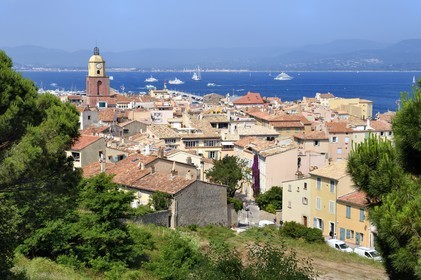 France, Var (83), Saint-Tropez,  église paroissiale Notre-Dame de l'Assomption depuis la citadelle, en arrière-plan Grimaud
