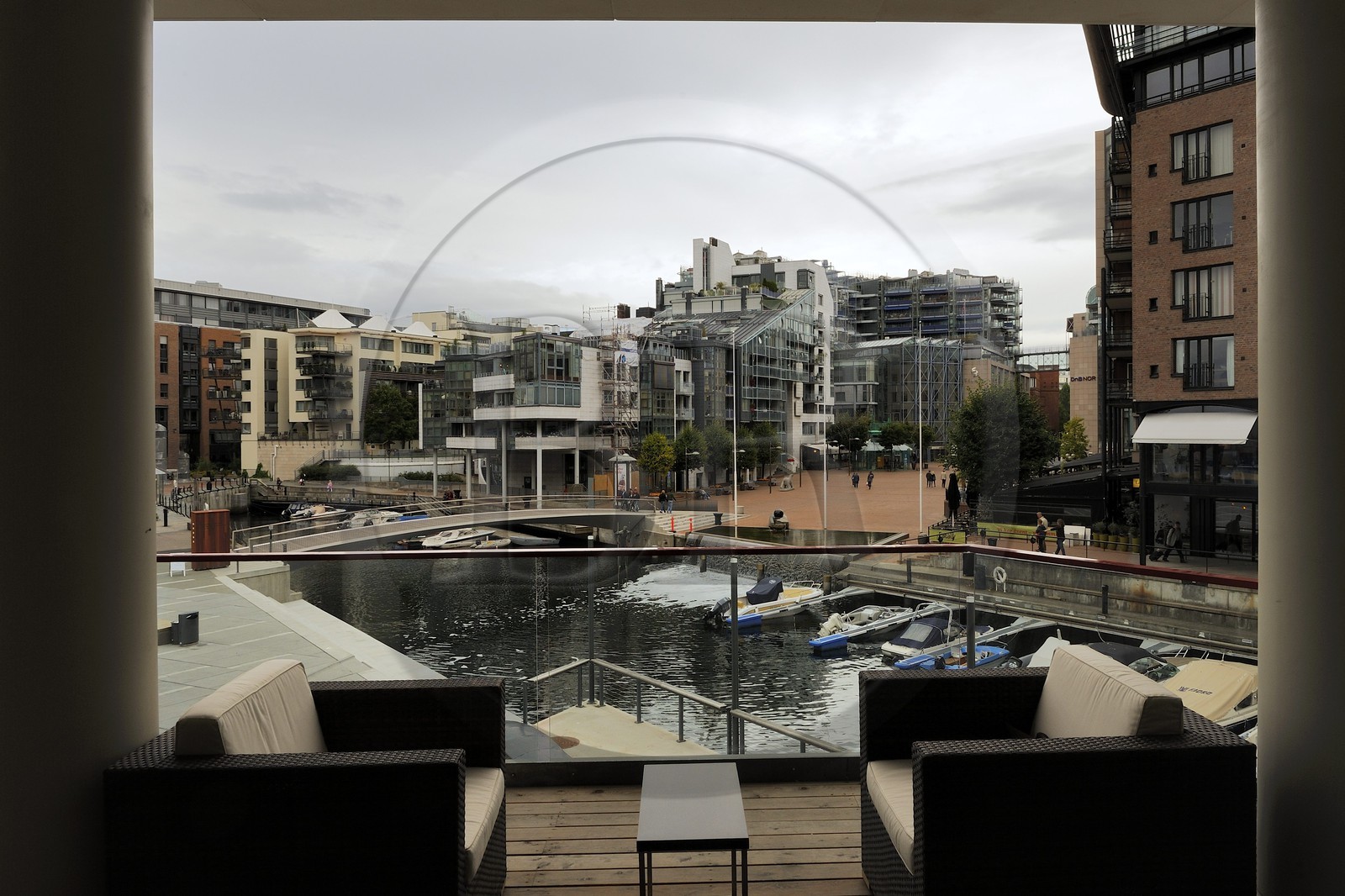 Norvège, Oslo, vue du Café - librairie Norli dans les nouveaux quartiers des docks derrière Ackerbrygge