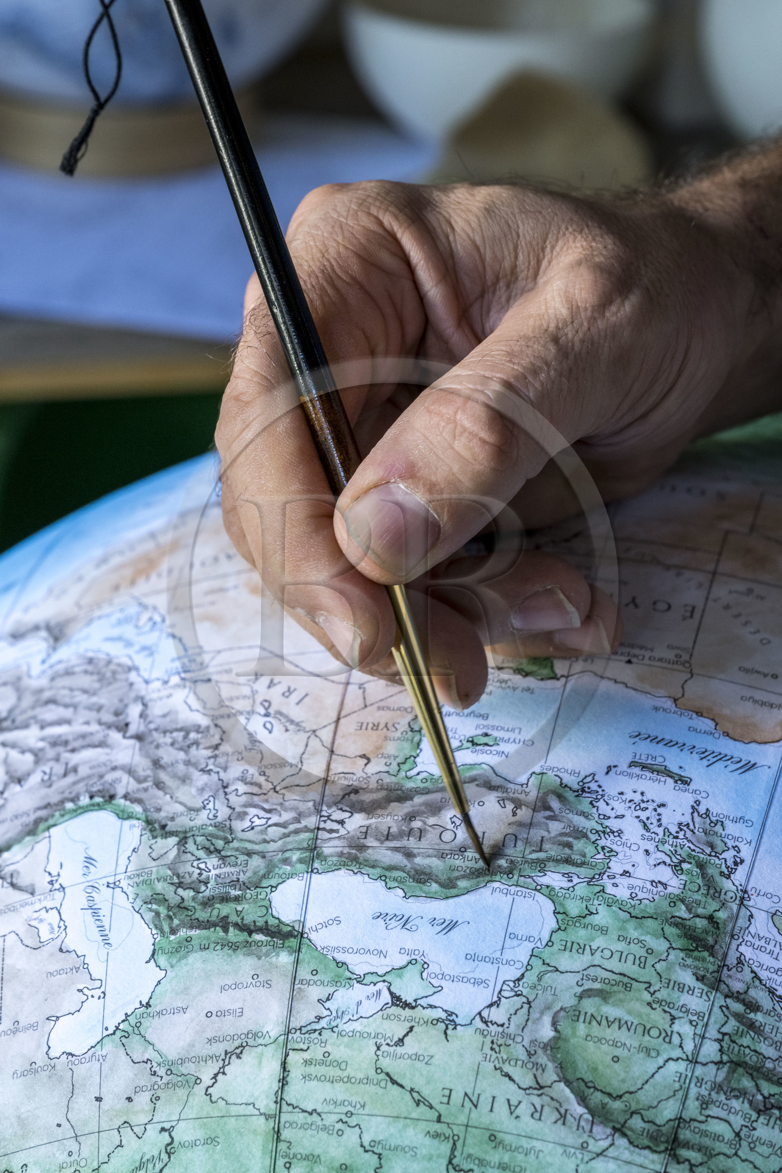 France, Charente (16), Cognac, globe terrestre artisanal peint à l'aquarelle par Gabriel Gaborel créateur de OrbisTerrae