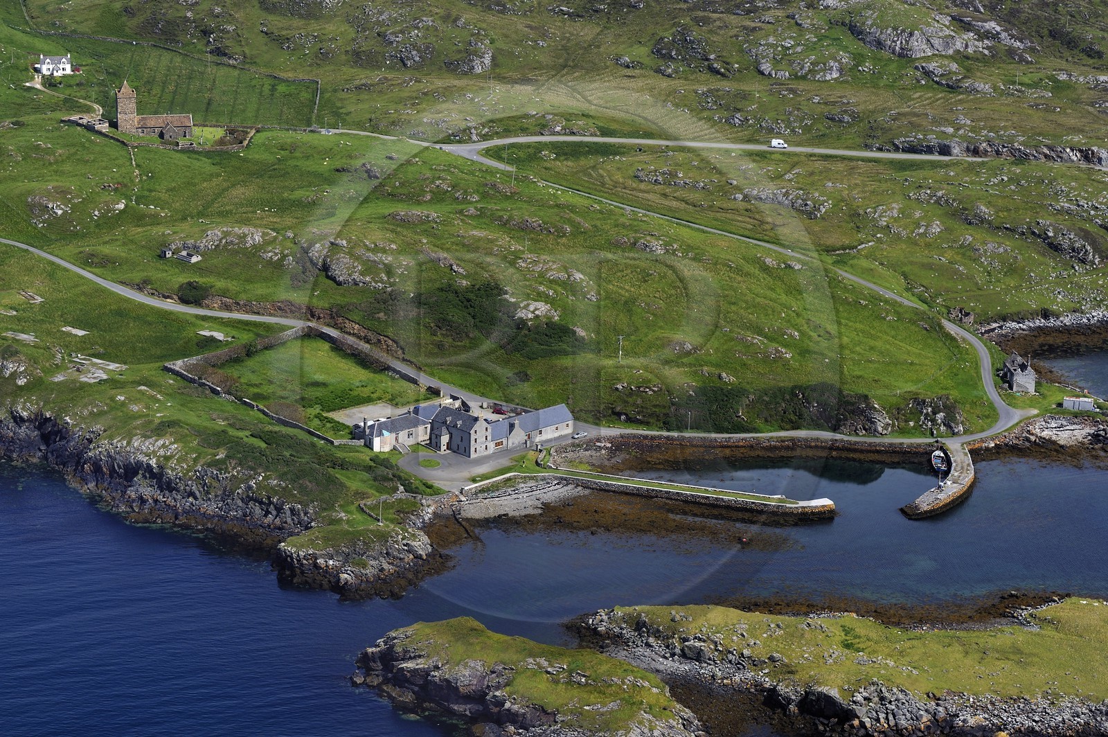 Royaume-Uni, Ecosse, Hébrides extérieures, Ile de Lewis et Harris, South Harris, Rodel, église médiévale et petit port (vue aérienne)