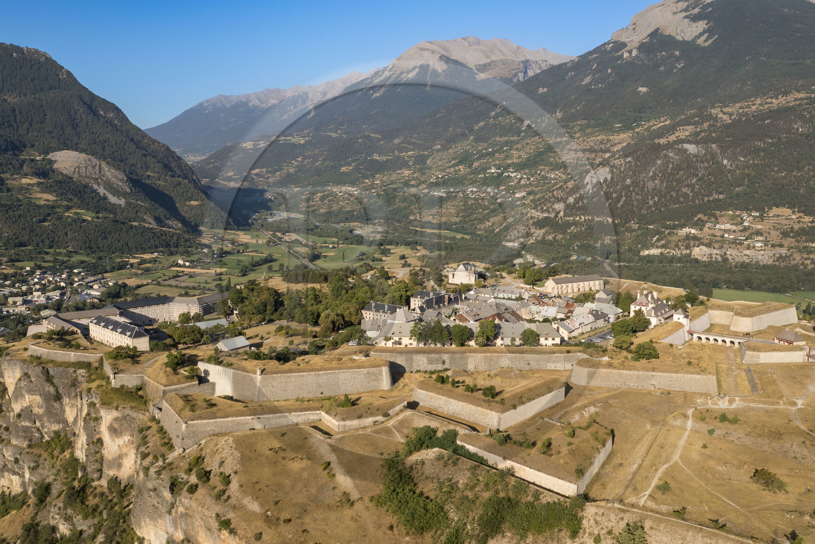France, Hautes Alpes, Mont-Dauphin, citadelle édifiée par Vauban, classée Patrimoine Mondial de l'UNESCO (vue aérienne)