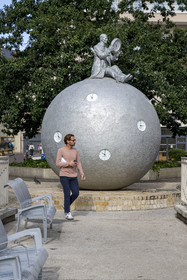 France, Côte-d'Or (21), Dijon, zone classée Patrimoine Mondial de l'UNESCO, le Compteur du Temps (2020) de l'artiste Gloria Friedmann sur la place Grangier
