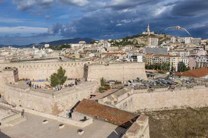 France, Bouches-du-Rhône (13), Marseille, Citadelle de Marseille (Fort Saint-Nicolas, le haut fort appelé fort d’Entrecasteaux) et la basilique Notre Dame de la Garde en arrière plan (vue aérienne)