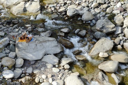 France, Haute-Corse (2B), région du Niolu (Niolo), baignades dans la rivière Golo aux alentours du pont génois Ponte Altu