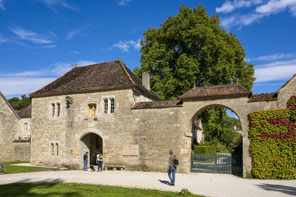 France, Côte-d'Or (21), Marmagne, l'abbaye cistercienne de Fontenay classée au Patrimoine Mondial de l'UNESCO, la porterie, porte d'entrée et le logement du frère portier