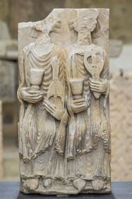 France, Hérault (34), Causses et les Cévennes, paysage culturel de l'agro-pastoralisme méditerranéen, classés Patrimoine Mondial de l'UNESCO, Saint-Guilhem-le-Désert, labellisé Les Plus Beaux Villages de France, l'abbaye de Gellone du IXème siècle, musée dans le dépot lapidaire abrité dans l'ancien réfectoire, Vieillards de l'Apocalypse (bas-relief du XIIème siècle)
