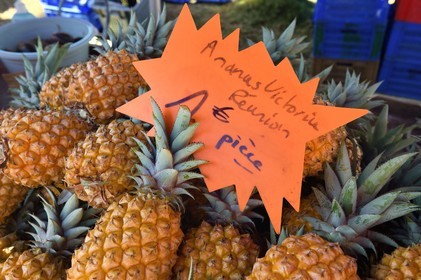 France, Ile de la Reunion, Saint-Pierre, le marché du samedi, les étals de fruits ananas