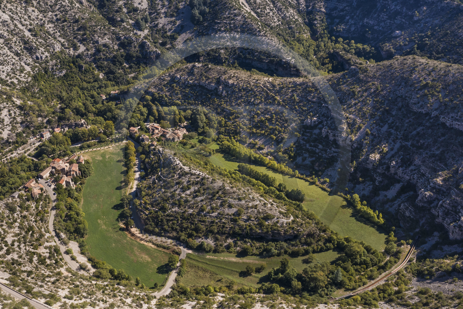 France, Hérault (34), les Causses et les Cévennes, paysage culturel de l'agro-pastoralisme méditerranéen inscrit au Patrimoine Mondial de l'UNESCO, Saint-Maurice-Navacelles, le Cirque de Navacelles, le rocher de la Vierge est entouré par un bras mort de la rivière La Vis (vue aérienne)