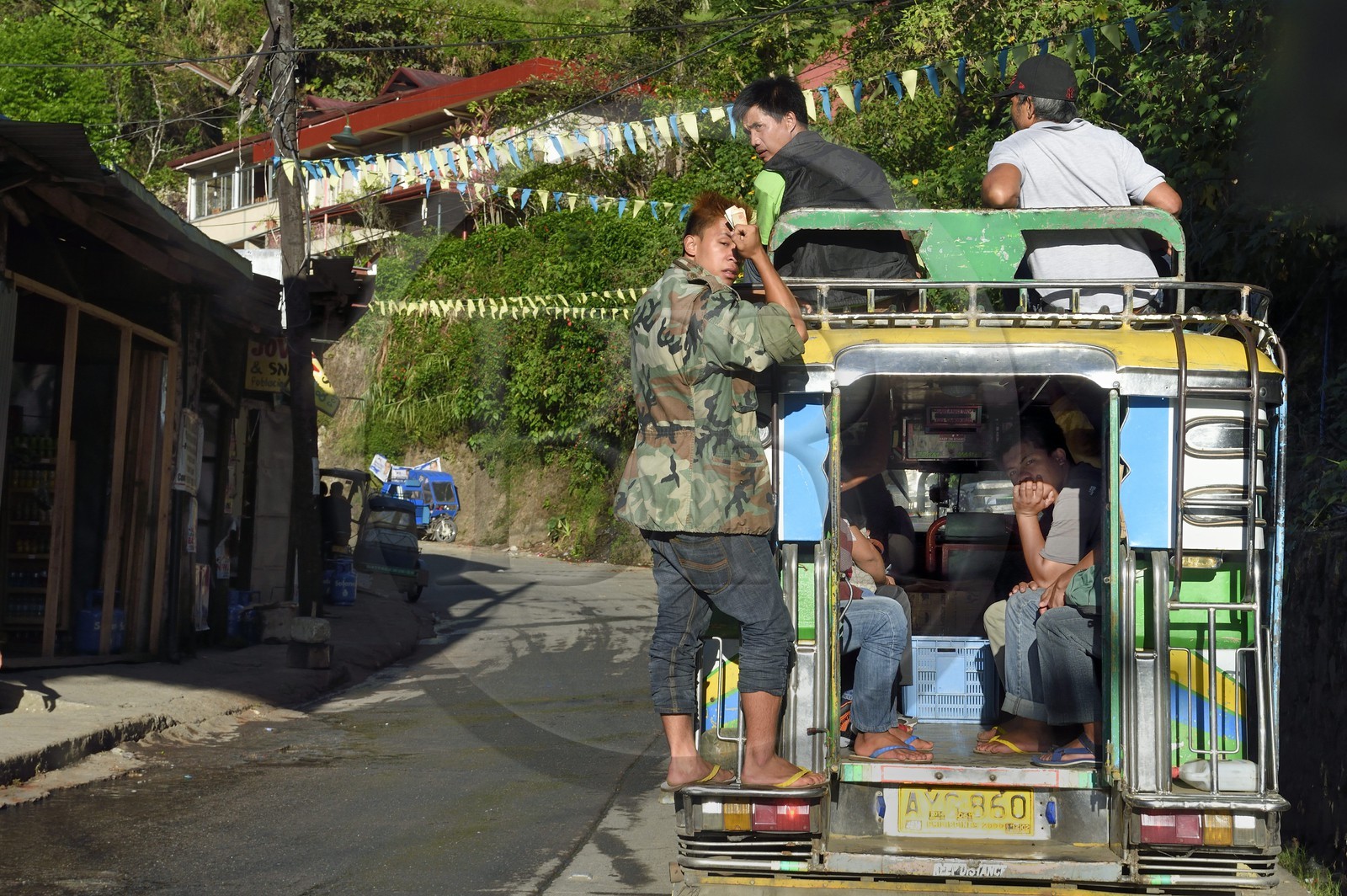 Philippines, province d'Ifugao, région de Banaue, jeepney (jeep allongée pour le transport de passagers)