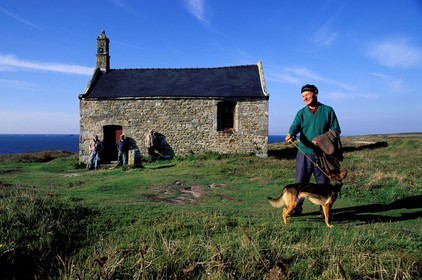 France, Finistère (29), marin à la retraite à la chapelle Saint-Samson dans le pays des Abers